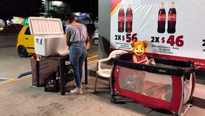 Joven madre de 17 años vende burritos acompañada de su hija de 2 años