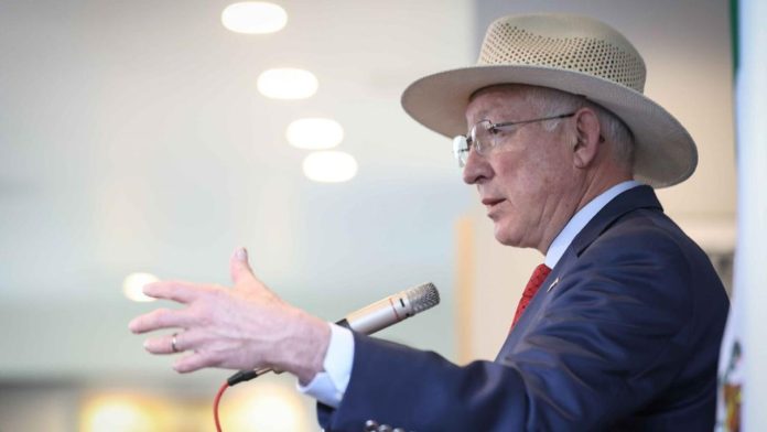 Ken Salazar muestra preocupación por la Ley SB4 de Texas