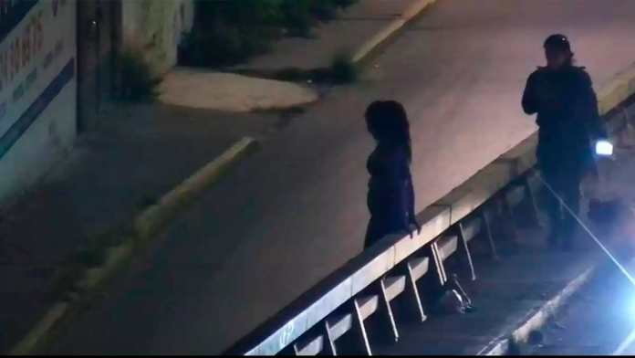 Madre quería lanzarse de puente con su bebé; policías logran evitarlo