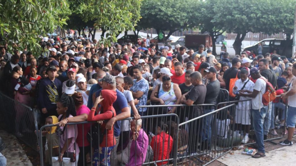 Miles de migrantes saturan oficina en Chiapas buscando refugio