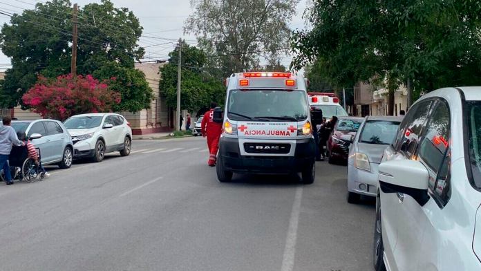 Mujer embarazada y sus hijos resultan lesionados en aparatoso choque
