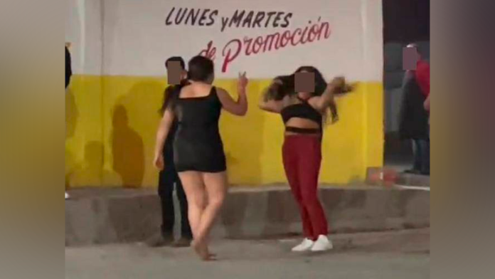 Mujeres se agarraron a golpes afuera de taquería en Parras de la Fuente