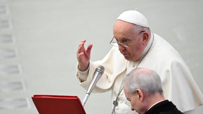 Mujeres violencia y desigualdad persisten, afirma Papa Francisco