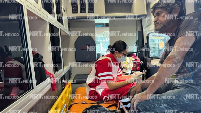 Raspones en sus codos sufre motociclista al atravesarse a camioneta