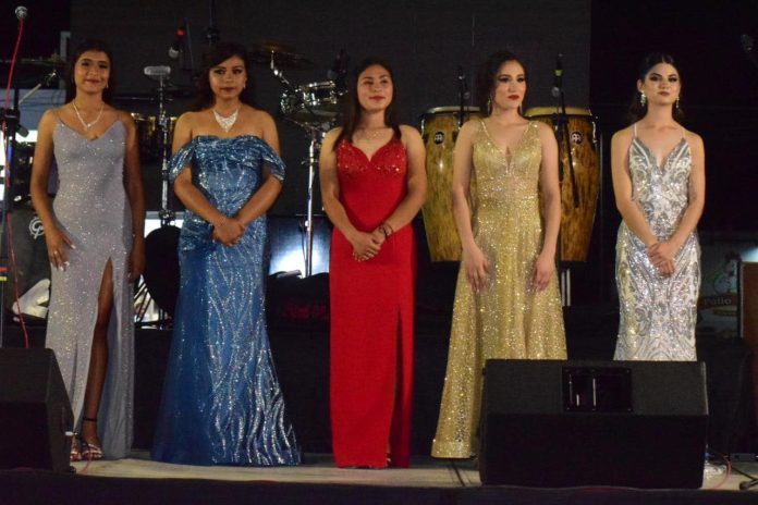 Presentan a las candidatas a reina y flor del ejido en San Buenaventura