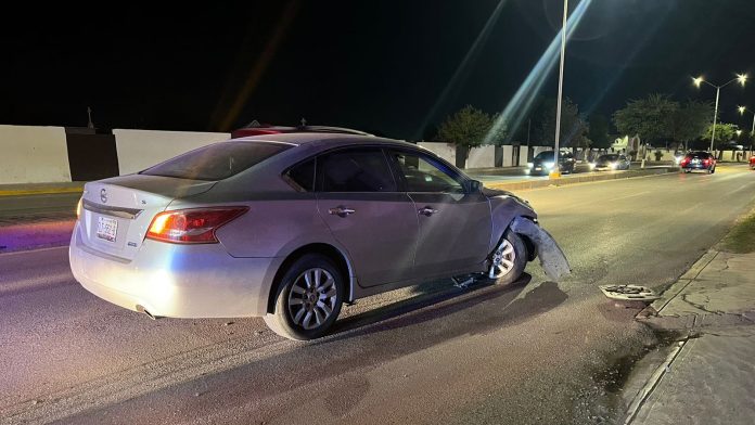 Se tomó unas cervezas y chocó su Nissan Altima