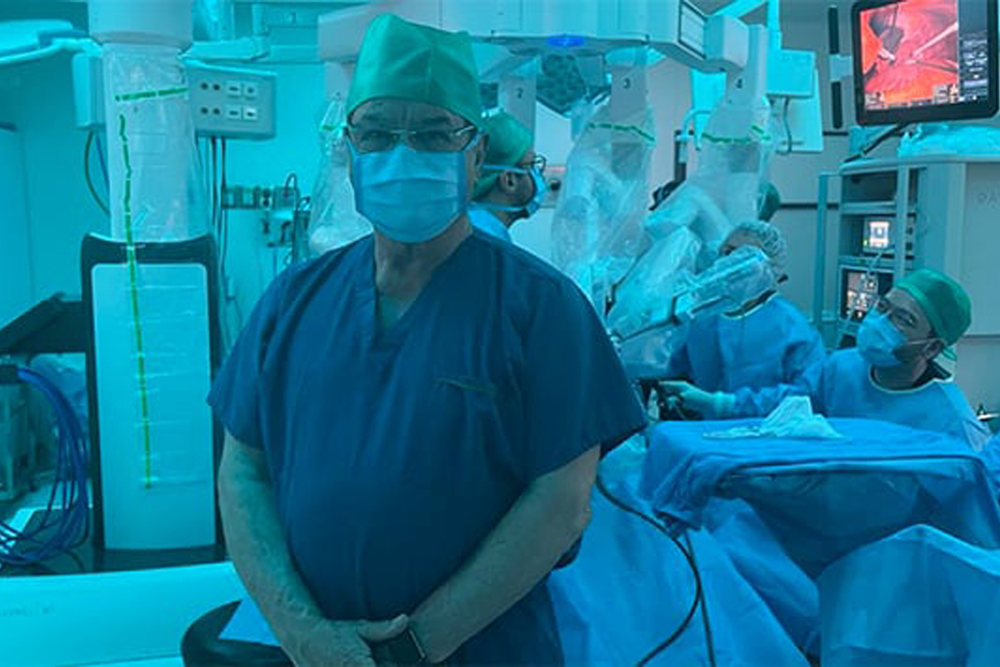 Equipo médico de Coahuila utilizando el robot Da Vinci en cirugía robótica