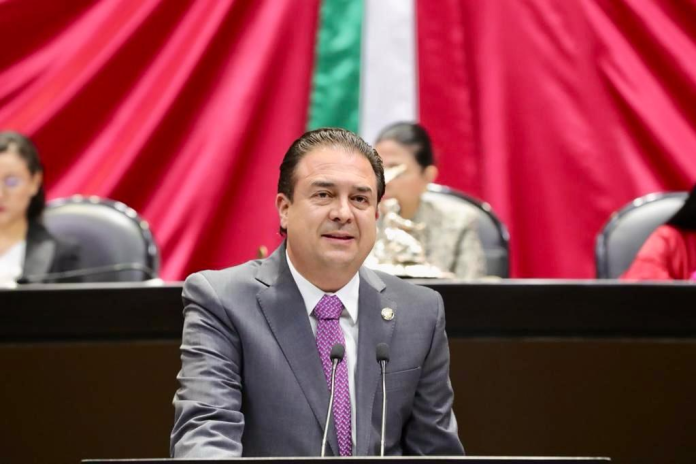 Jaime Bueno presenta iniciativa de ley en apoyo a las madres trabajadoras
