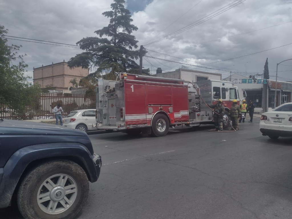 Indigentes comienzan incendio en alcantarilla en centro de Saltillo