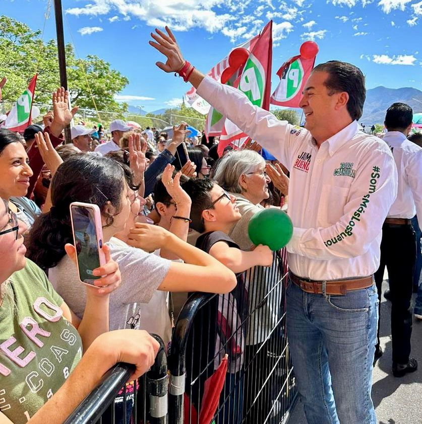 Jaime Bueno buscará más becas y apoyos a estudiantes