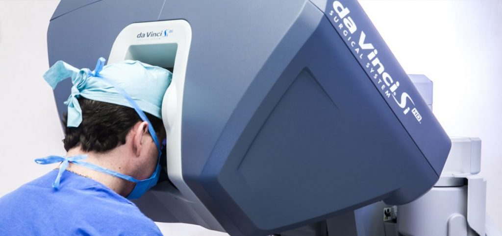 Cirujano utilizando el robot Da Vinci en una intervención quirúrgica en Coahuila