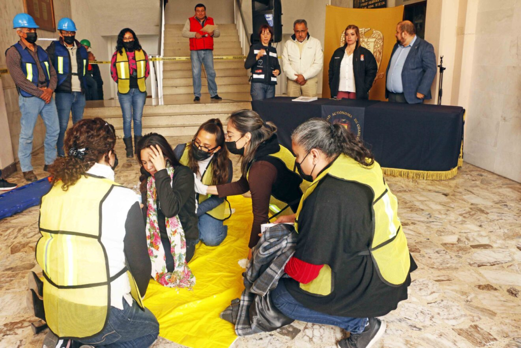 UAdeC realizan simulacro por golpe de calor, con protección civil universitaria