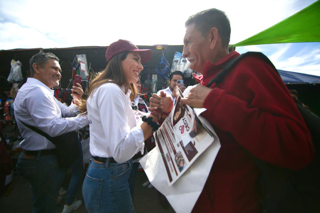 Cecy Guadiana se reúne con comerciantes de Mercado la Guayulera