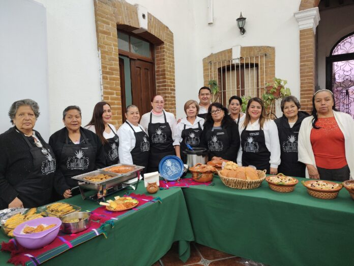 Cocineras tradicionales preparando cazuelas en el Festival de las Cazuelas en Saltillo.