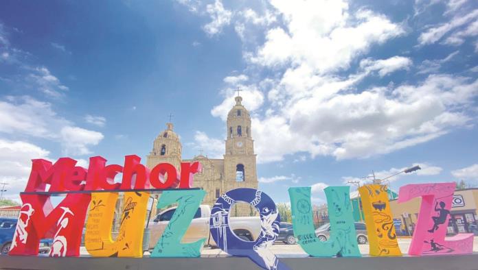Vista de la plaza principal de Melchor Múzquiz, con su iglesia colonial y árboles.