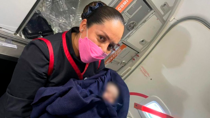 ¡A más de 10 mil pies de altura! Mujer dio a luz pleno vuelo
