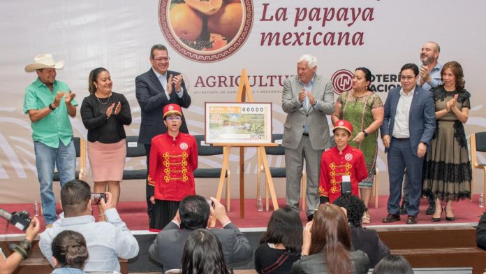 Lotería Nacional reconoce el valor productivo, económico e histórico-cultural de la papaya mexicana
