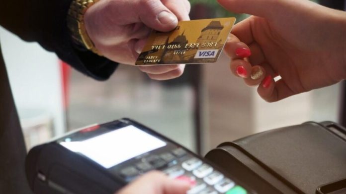 Pequeños y grandes negocios pagarán multa millonaria por cobrar comisión al pagar con tarjeta