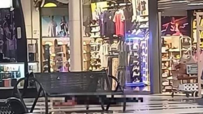 Ataque armado en centro comercial cobra la vida de un hombre