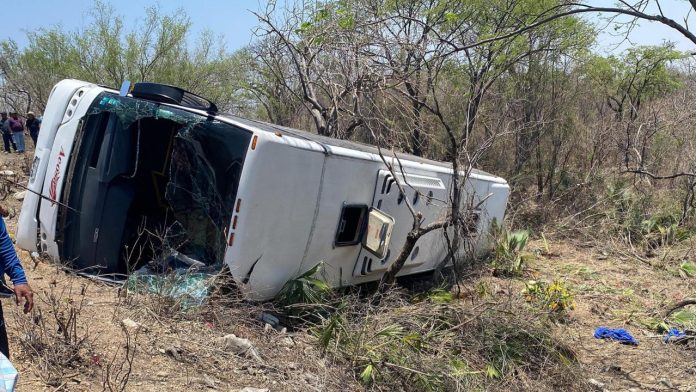 Madre pierde la vida protegiendo a sus hijos en fatal accidente de autobús