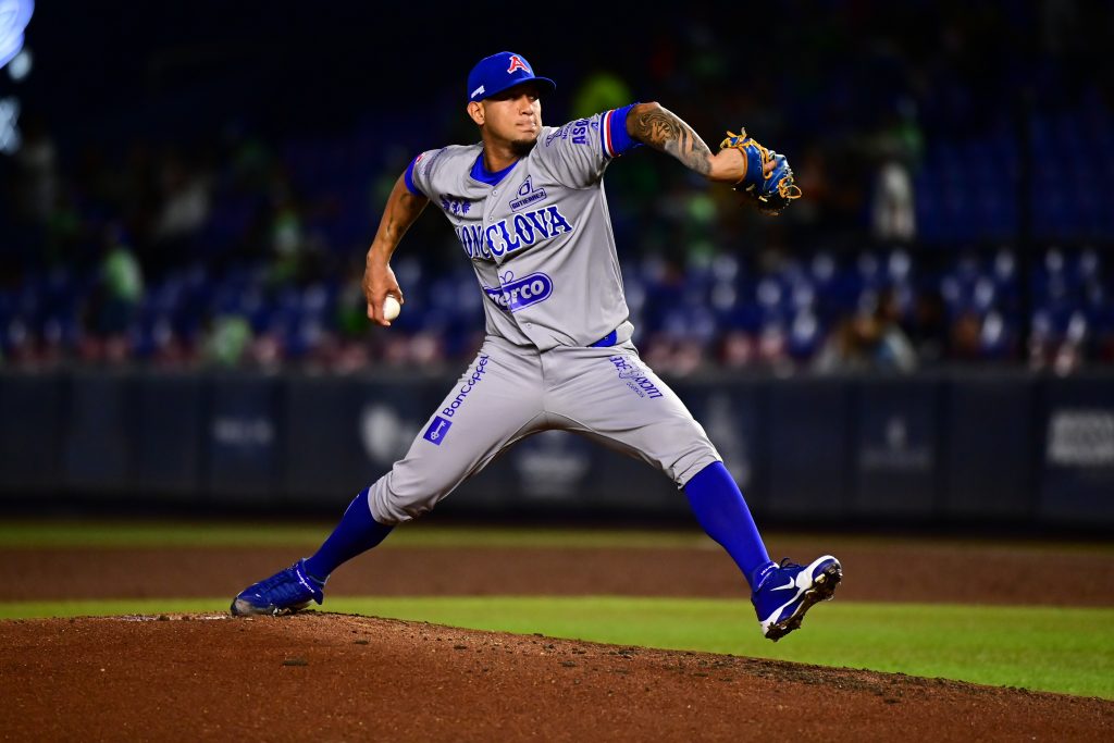 Sultanes pega primero en el Clásico del Norte