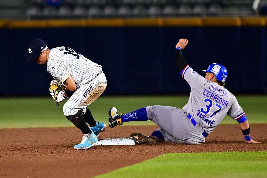 Sultanes pega primero en el Clásico del Norte