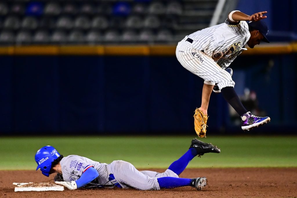 Sultanes pega primero en el Clásico del Norte