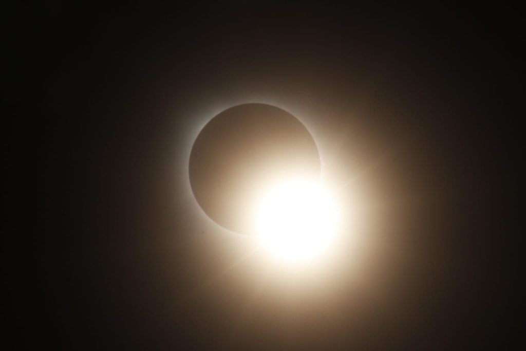 Miles de Nigropetenses apreciaron el Eclipse Total de Sol