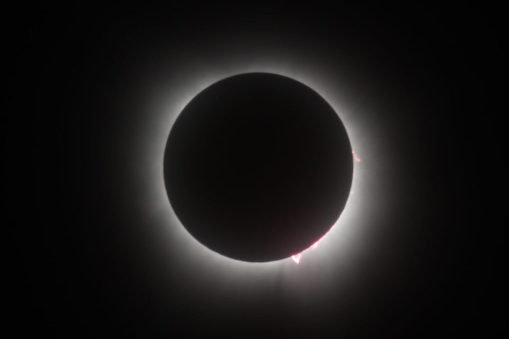 Miles de Nigropetenses apreciaron el Eclipse Total de Sol