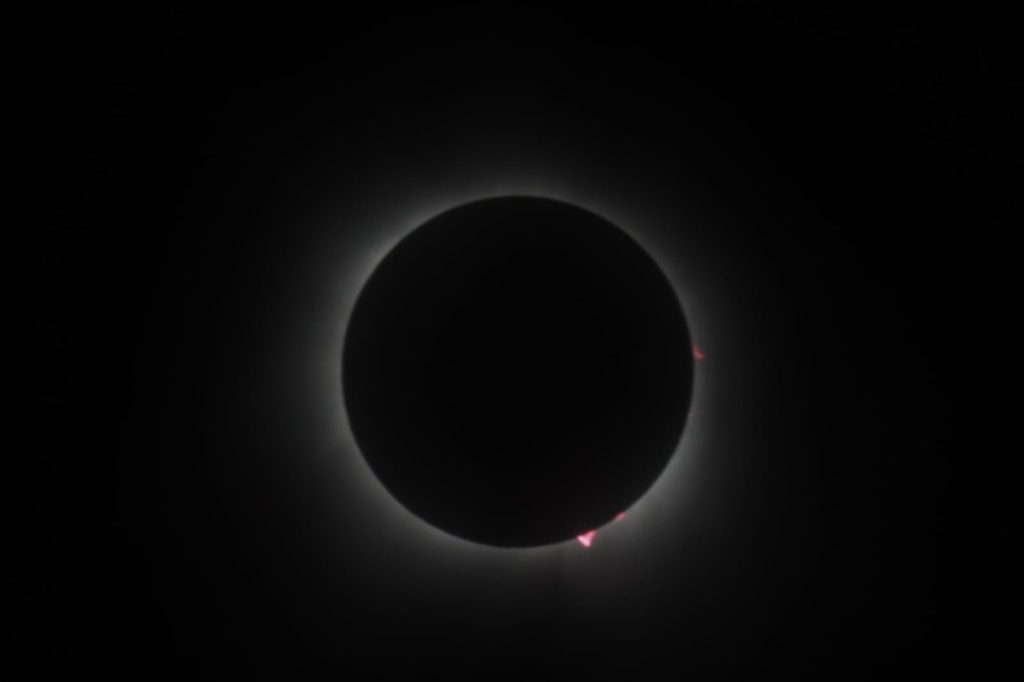 Miles de Nigropetenses apreciaron el Eclipse Total de Sol