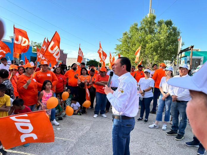 Emilio de Hoyos recorre fraccionamiento Cedros