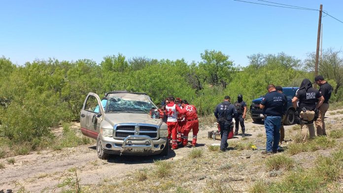 En el percance participo una camioneta Dodge Ram que evitó un bache y su conductor perdió el control