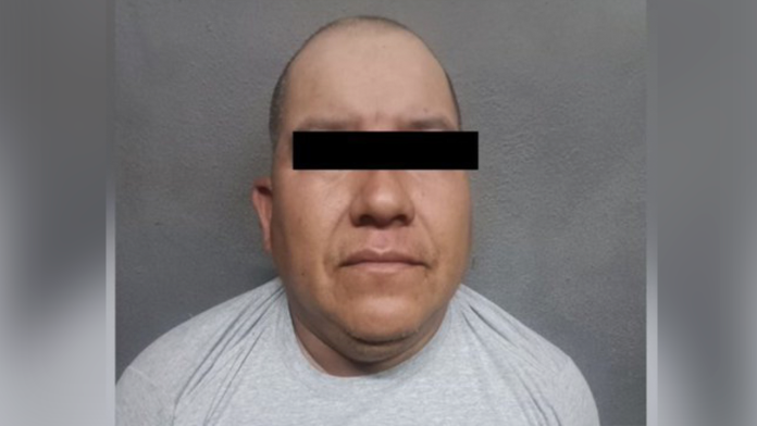 Hombre agrede a sus hijos y se atrinchera con un cuchillo