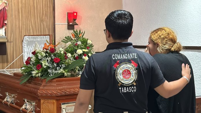 Murió bombero accidentado; le rinden honores cuerpos de socorros en Monclova. El fallecido era comandante en Comalcalco, Tabasco.