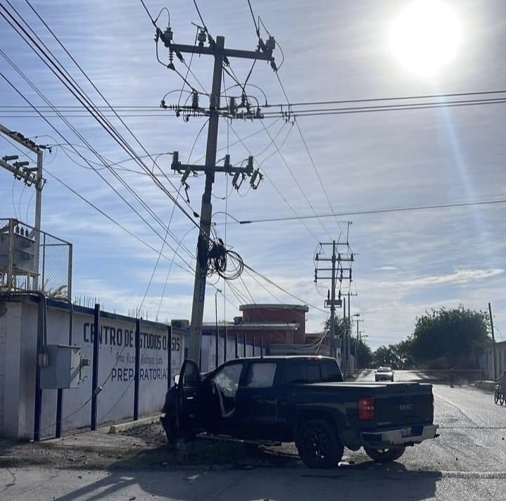 Destruye "texano" su camioneta en aparatoso choque en la Carbonífera