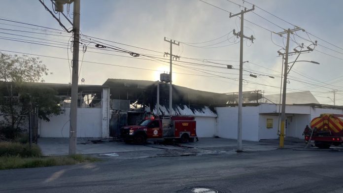 Incendio arrasa dos empresas en Gómez Palacio