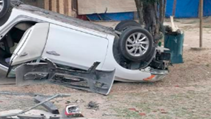 Joven termina dentro del patio de una mujer tras volcar su auto