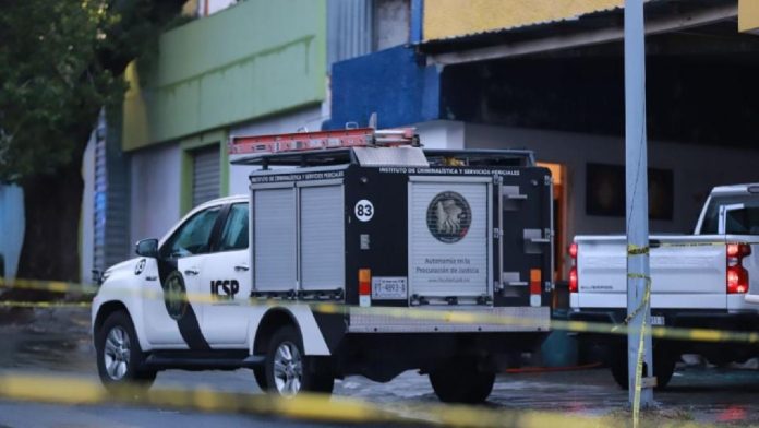 Hombre es asesinado a tiros mientras conducía