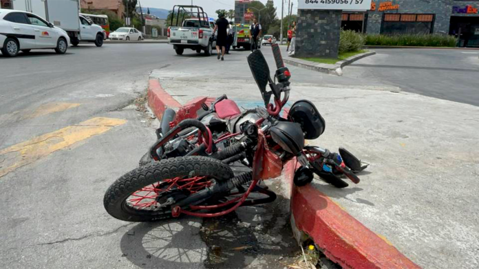 Motociclista se salva de milagro: Estrella su moto por no respetar alto