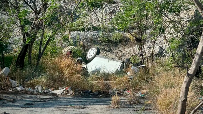 Paseo familiar termina en accidente de auto cayendo al río