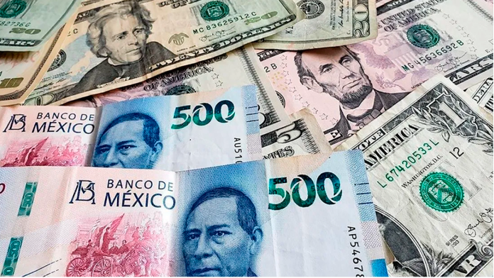 Peso mexicano se deprecia frente al dólar; supera las 17 unidades