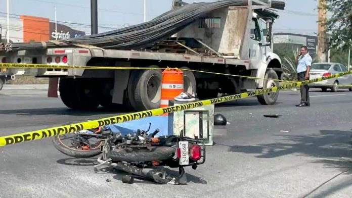 Repartidor pierde la vida tras impactar con camión urbano en Monterrey