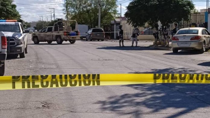Vecinos encuentran a mujer y joven sin vida en su casa en Juárez