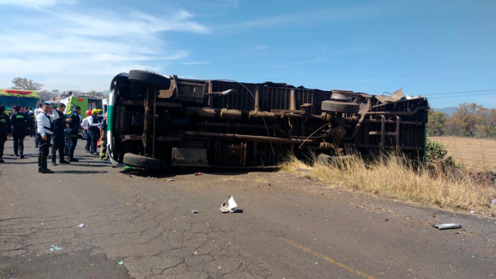 Vuelca autobús de pasajeros en carretera y deja 10 heridos