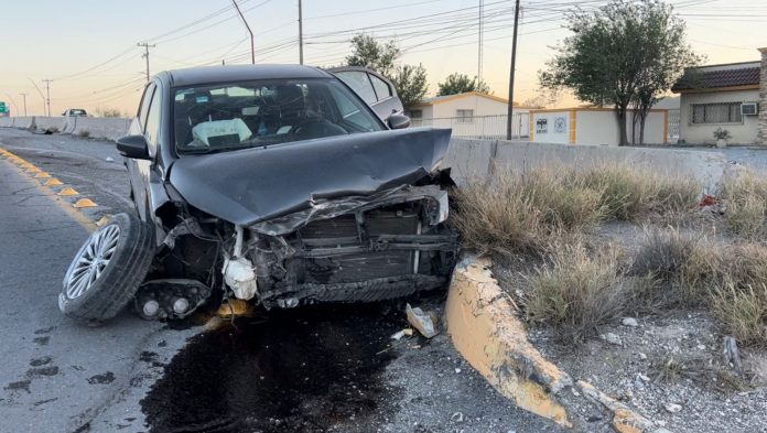 Choca con muro de contención y destroza su vehículo