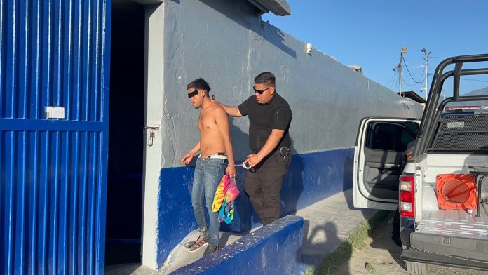 Drogadicto se esconde en baldío y es detenido por la policía