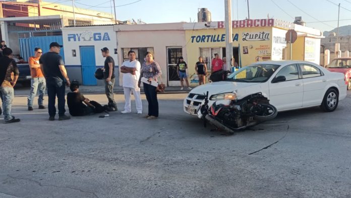 Motociclista choca con automóvil que se le atravesó