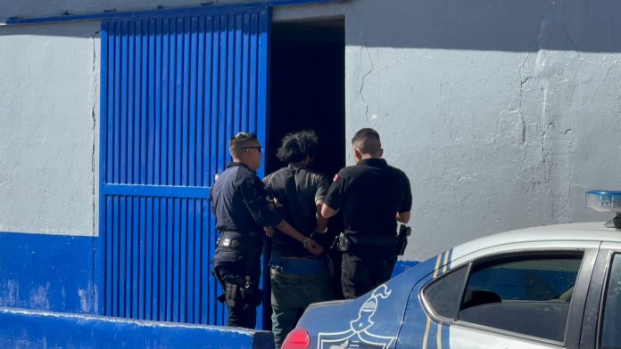 Policías lo detienen por meterse a domicilio ajeno