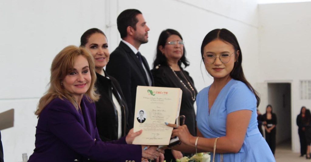 Egresados de los planteles del CECyTEC en La Laguna reciben títulos y cédulas profesionales