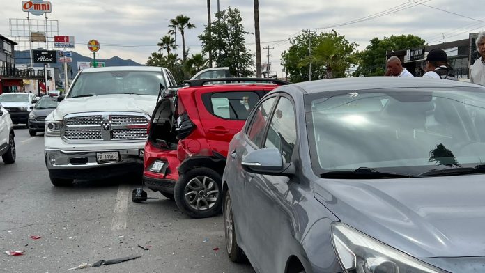 Choca líder de CTM en colisión de tres vehículos
